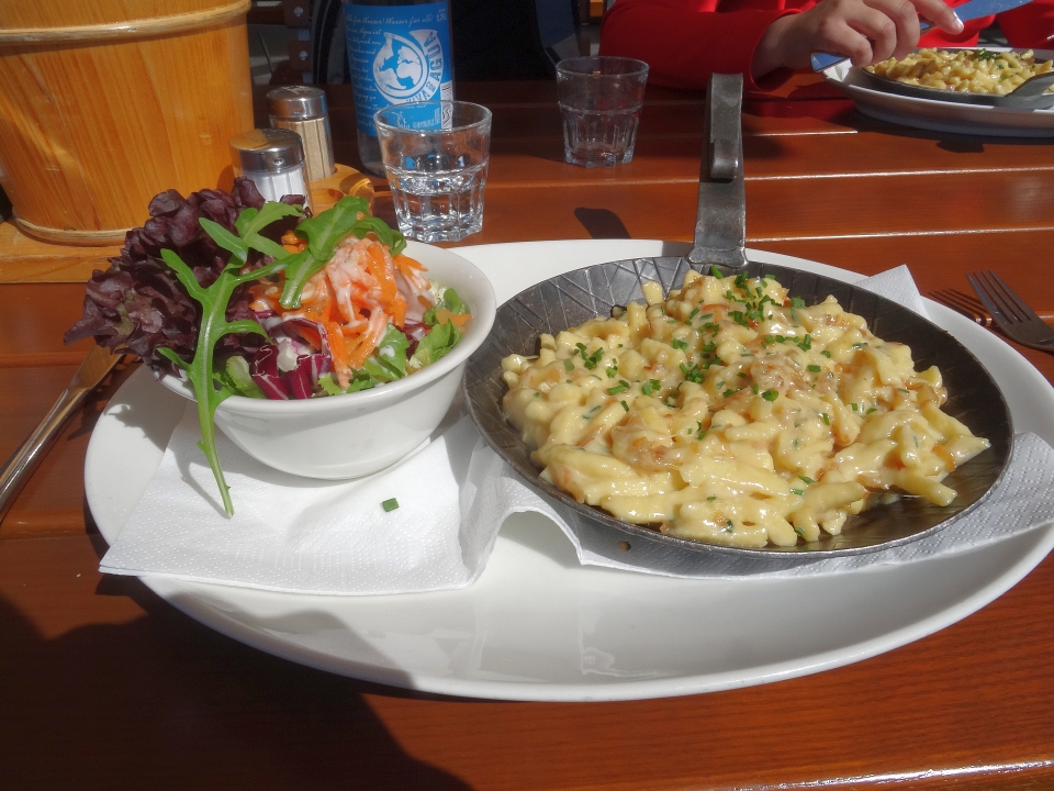 Ein köstliches Mittagessen mit österreichischen Spezialitäten im Restaurant in Strande