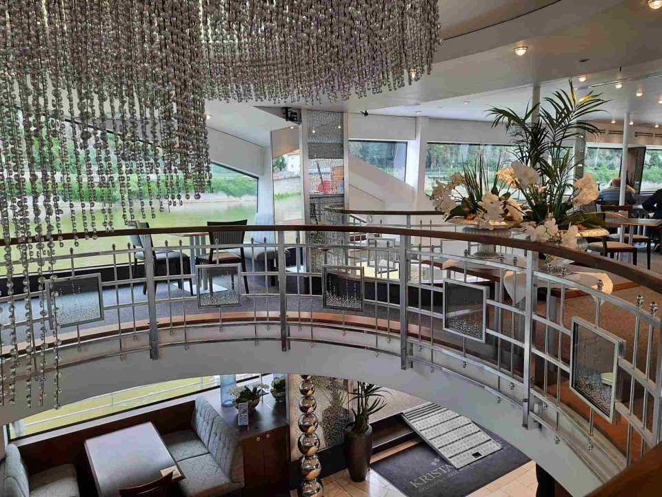 Elegantes Interieur des Kristallschiffs mit glitzernden Swarovski-Elementen