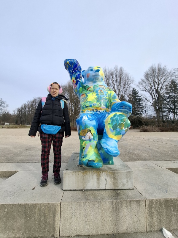 Christina beim Spaziergang neben dem bunten Buddy Bären in Kladow