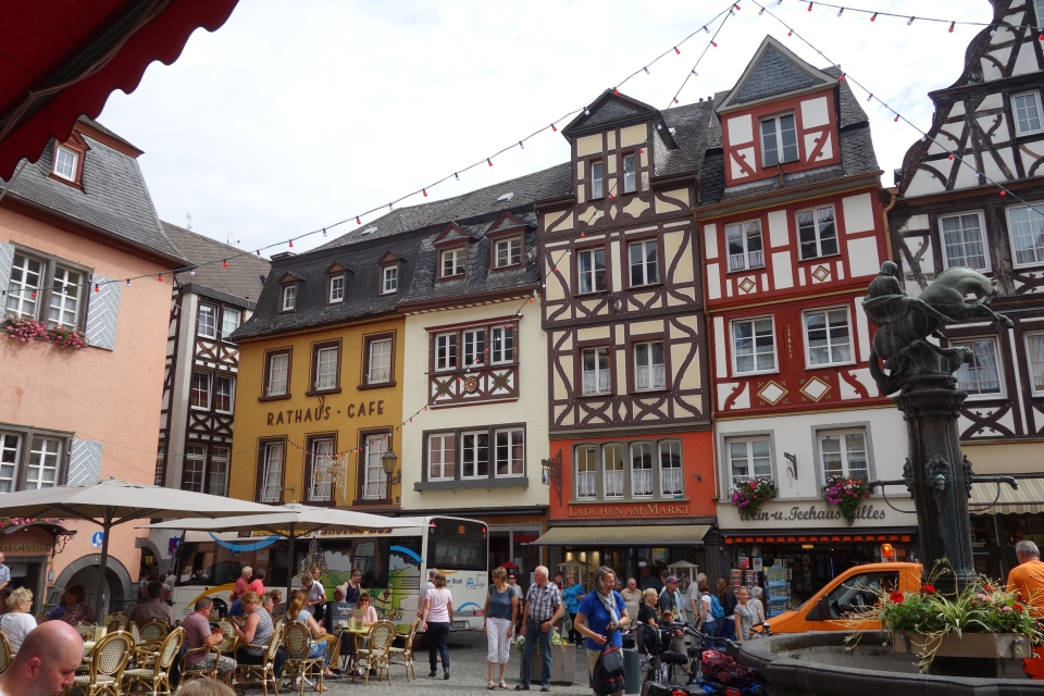 Typische Architektur in Cochem mit Schiefergedeckten Dächern und Giebeln