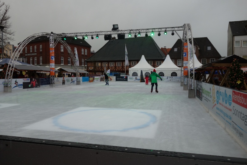 "De lütte Wiehnacht" auf dem Schiffbrückenplatz in Rendsburg mit Schlittschuhvergnügen vergnügen.