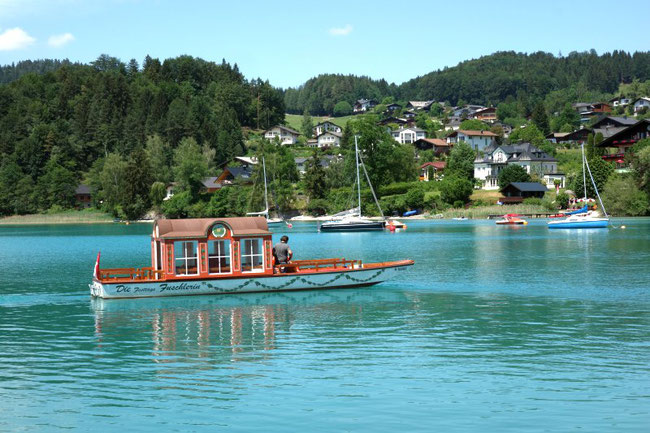 Blick auf den malerischen Ort Fuschl am See mit der markanten Kirche vor der Bergkulisse