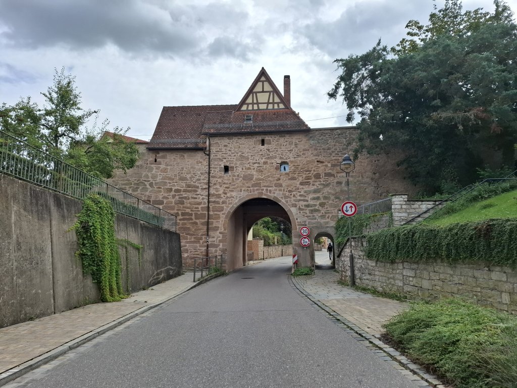 Historisches Spalter Tor in Pleinfeld bei bewölktem Himmel