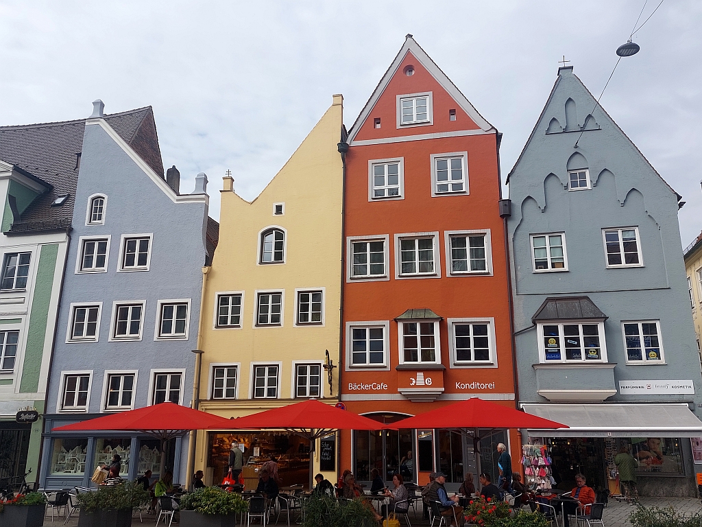 Historische Häuserzeile mit farbenfrohen Fassaden am Marktplatz von Landsberg