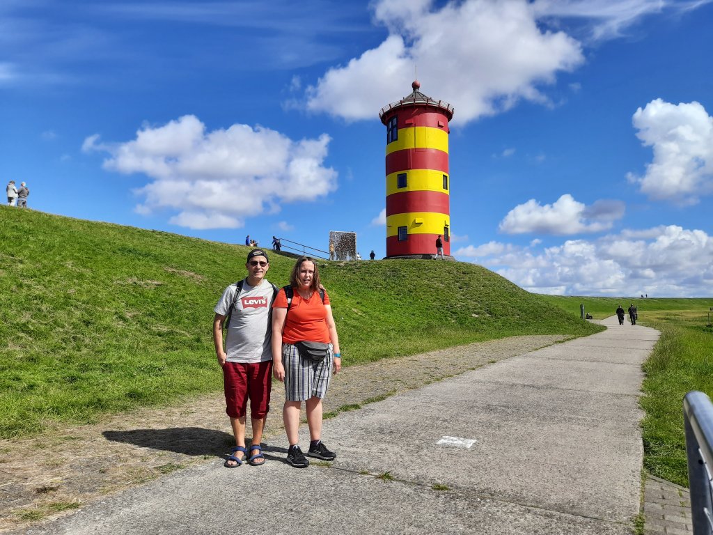 Der rot-gelb gestreifte Pilsumer Leuchtturm (Otto-Turm) auf dem Deich