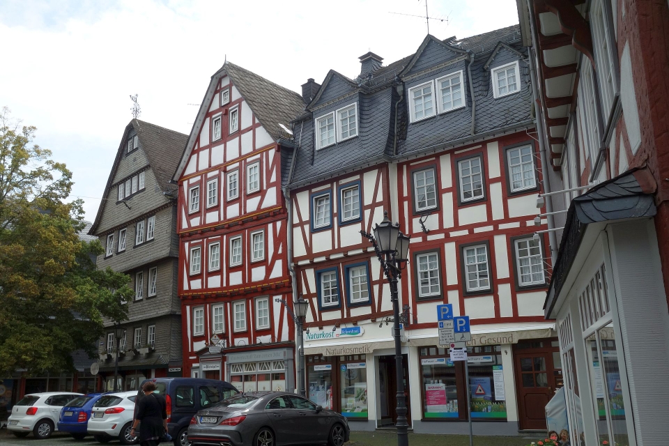Eine schmale, gemütliche Gasse in der Altstadt mit Blick auf historische Fassaden