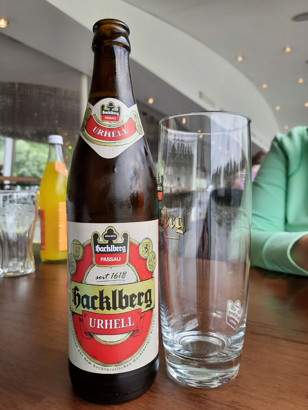 Ein kühles bayerisches Bier und ein Gedeck im Restaurant des Kristallschiffs
