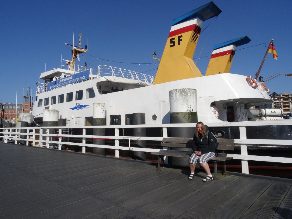 Eine große weiße Ostseefähre im Kieler Hafen bei strahlendem Sonnenschein