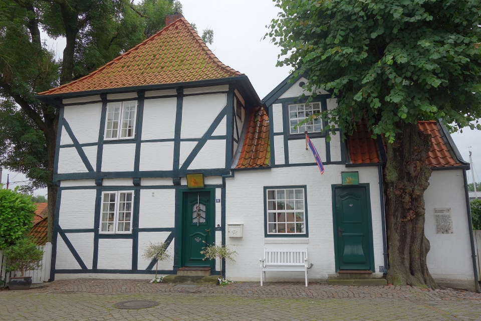 Kleines, historisches Reetdachhaus oder Fachwerk-Kate