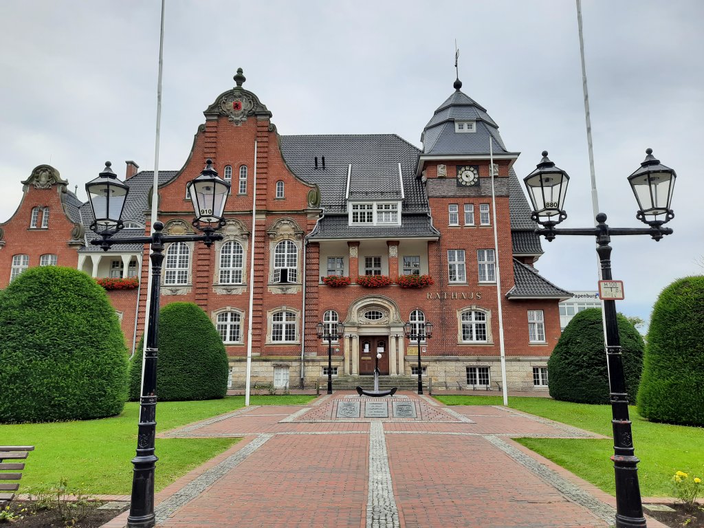 Das Papenburger Rathaus: Die stattliche, historische Backsteinfassade des Rathauses direkt am Hauptkanal.