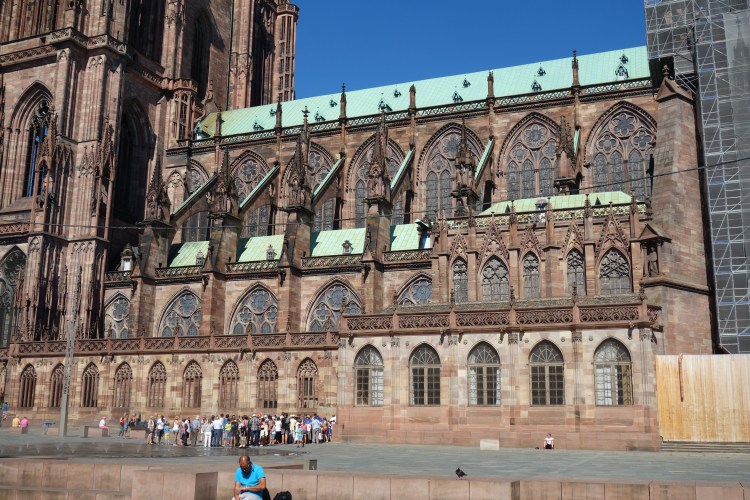 Die beeindruckende Fassade des Straßburger Münsters (Kathedrale) mit ihren filigranen Steinmetzarbeiten