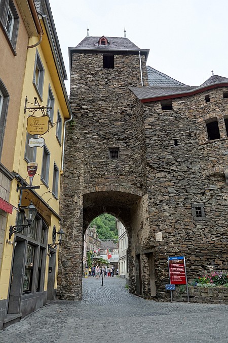 Altes steinernes Stadttor als Durchgang zur historischen Altstadt