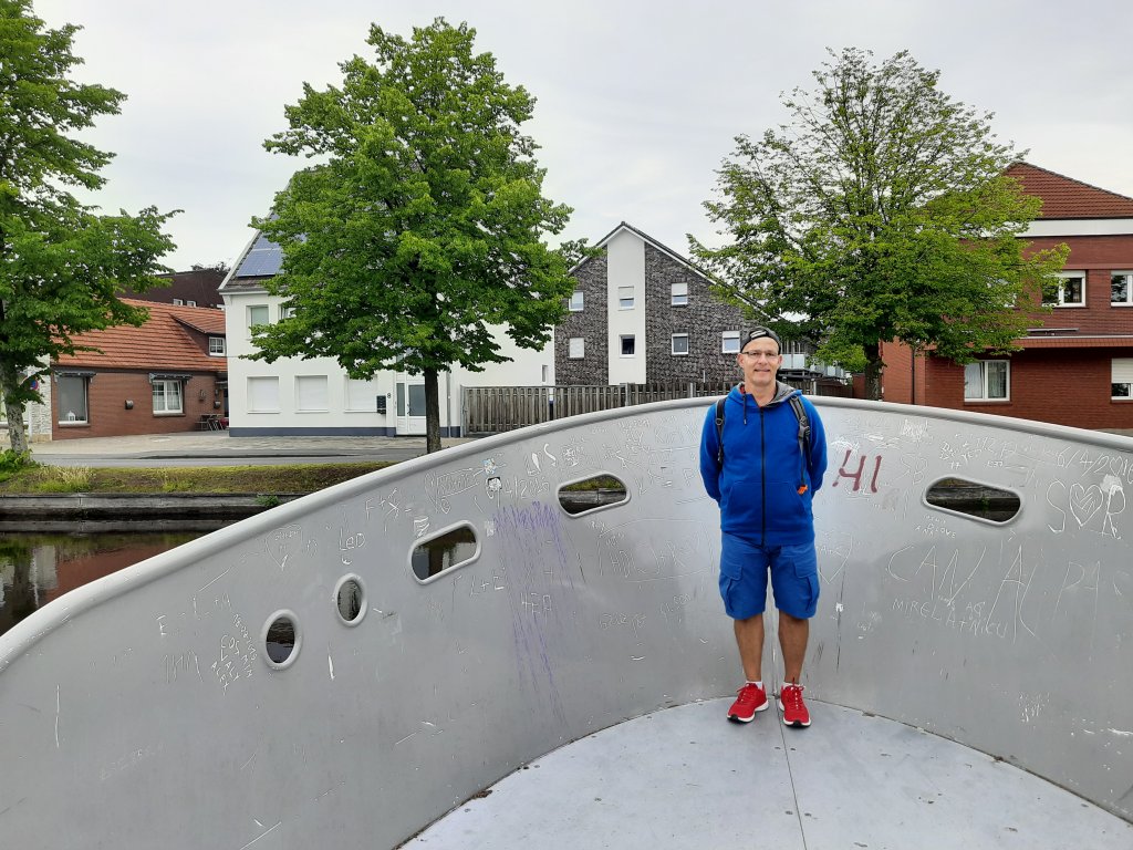 Andreas steht lächelnd vor der maritimen Kulisse der Papenburger Kanäle