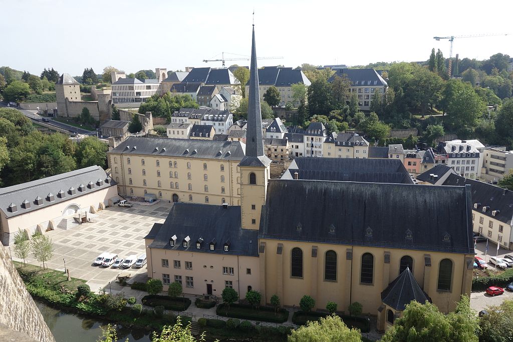 Blick von oben auf das malerische Viertel Grund mit der Abtei Neumünster und dem Fluss Alzette