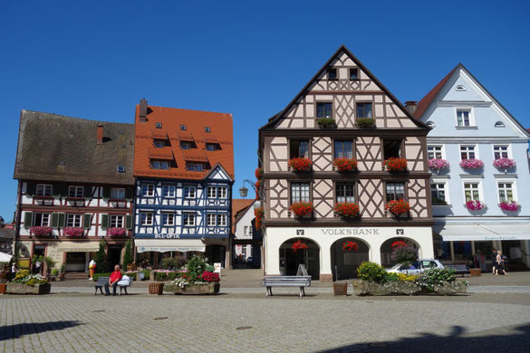 Prächtige Fachwerkhäuser am Marktplatz von Gengenbach, die das Stadtbild als „Perle der Fachwerkstädte“ prägen