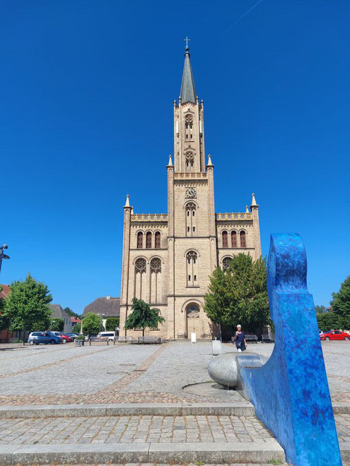 Historische Backsteinkirche mit markantem Turm in Fürstenberg