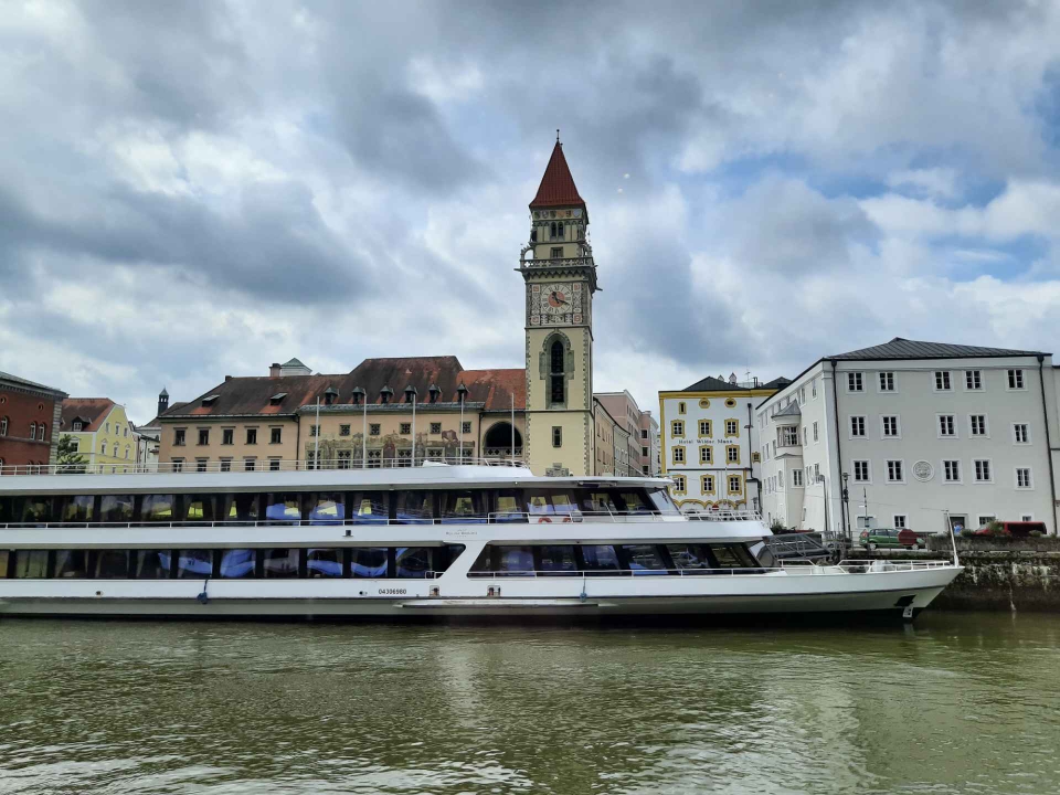 Blick vom Wasser auf das malerische Donau-Panorama der Passauer Altstadt