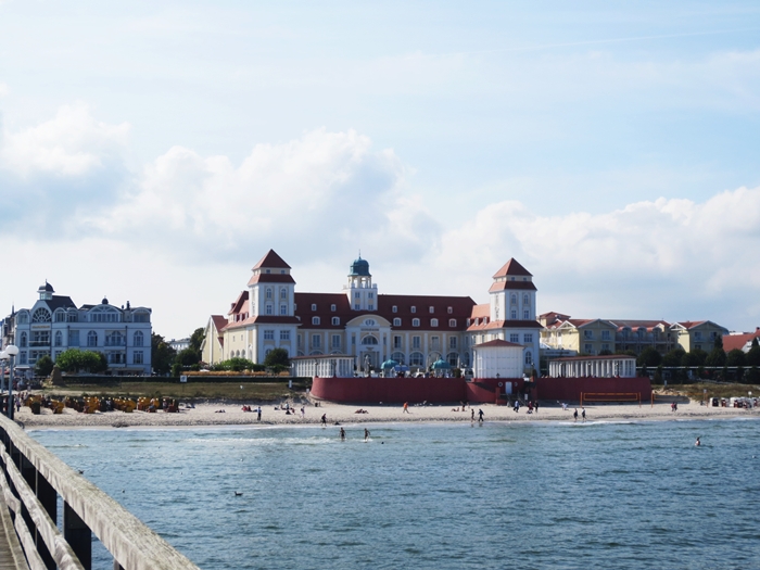 Blick von der Seebrücke auf das Kurhaus.