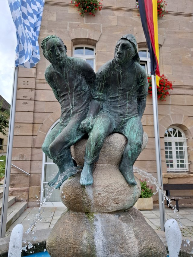 Skulptur eines Fabelwesens oder Drachens auf einem Sockel