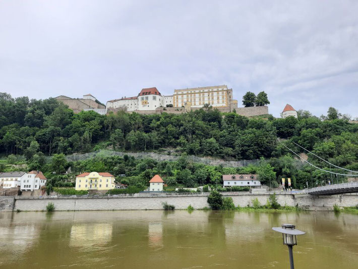 Panoramablick über die Donau auf die majestätische Veste Oberhaus in Passau