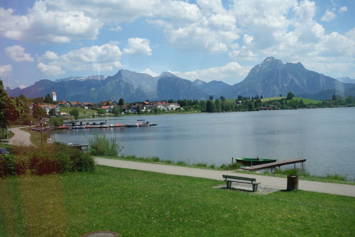 Blick von der Anlegestelle über den Forggensee mit den Allgäuer Alpen im Hintergrund