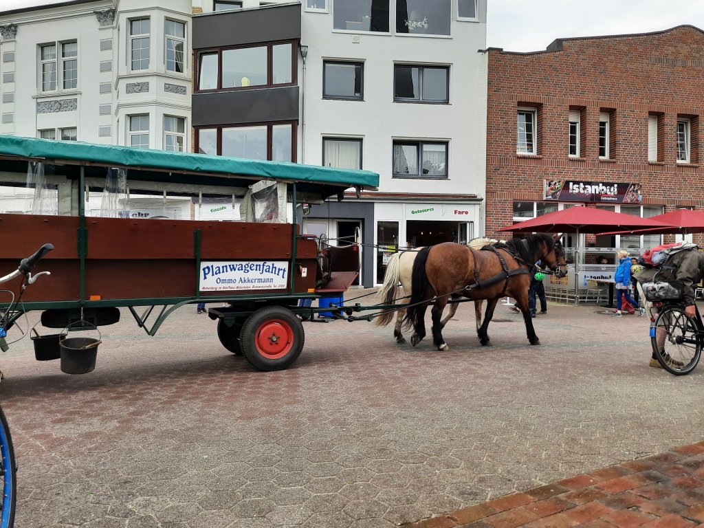 Ein roter Waggon der historischen Borkumer Kleinbahn im Bahnhof