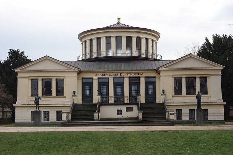 Das klassizistische Gebäude der Beethovenhalle oder eines ähnlichen Kulturbaus