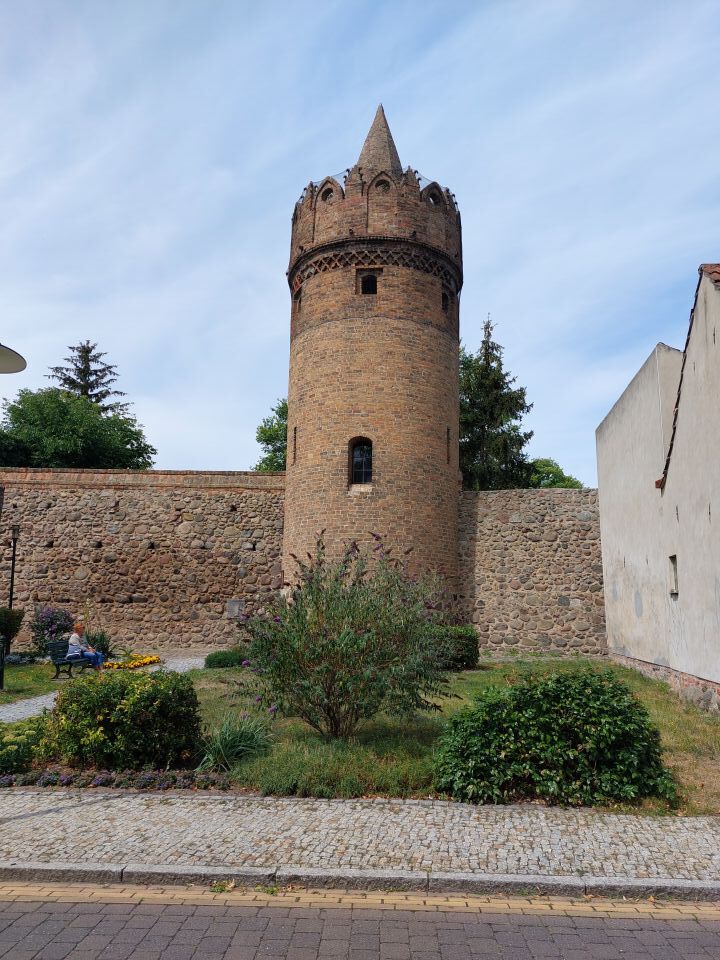 Der historische Pulverturm als Teil der alten Stadtmauer