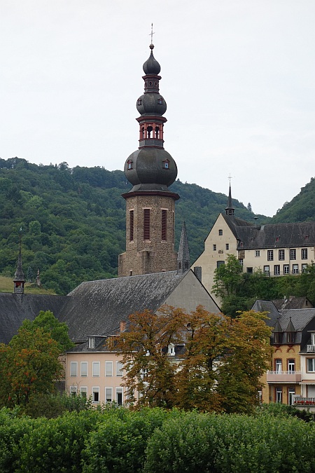 Blick auf den Schiefergedeckten Turm der St. Martin Kirche in Cochem