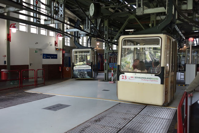 Eine gelbe Kabine der Schauinslandbahn fährt in die Bergstation auf 1.284 Metern Höhe ein
