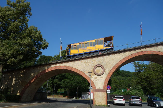 Die gelbe Nerobergbahn fährt über das historische Viadukt hinauf zum Neroberg