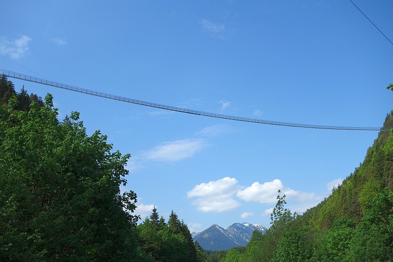 Fernansicht der highline179 Hängebrücke, die sich über das Tal spannt