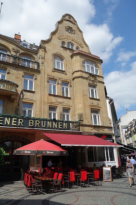 Fassade eines traditionellen Cafés in der Wiesbadener Innenstadt