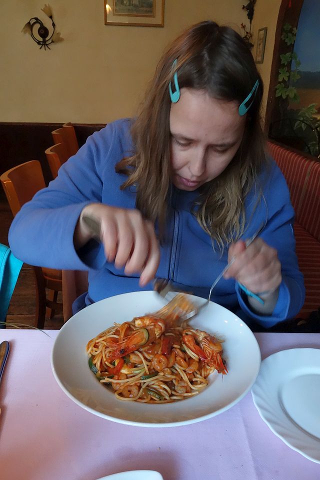 Christina genießt sichtlich ihre Pasta im Restaurant „Haus Löwenburg“ nach der Erkundungstour