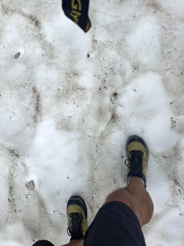 Etwas Schnee stapfen im Schneefeld 