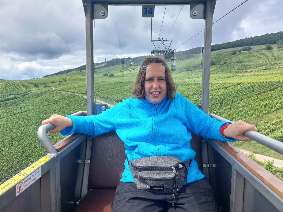 Eine entspannte Fahrt in der Seilbahn über die weiten Weinreben von Rüdesheim mit Blick auf das Rheintal
