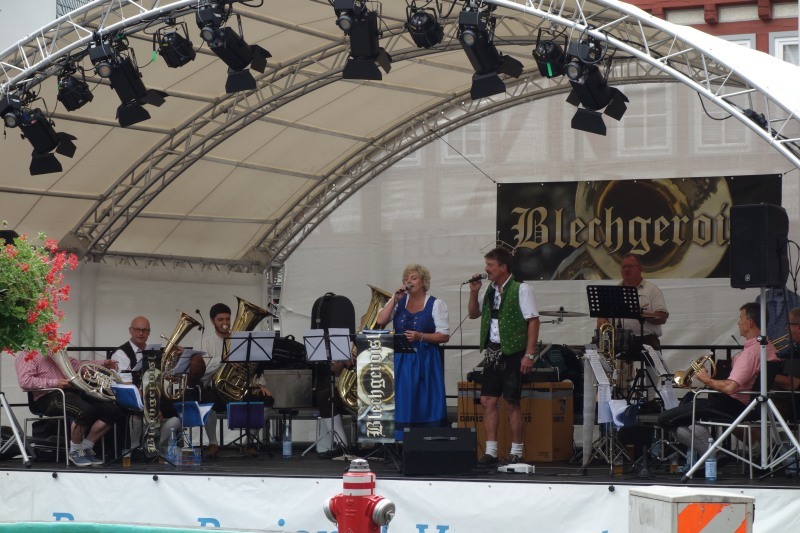 Live-Musik auf einer Bühne beim Sommerfest in der Herborner Altstadt
