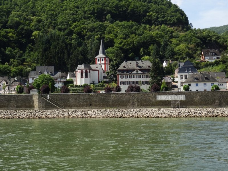 Vorbei an der Ortschaft Hirzenach, gelegen am linken Ufer des Rheins. 