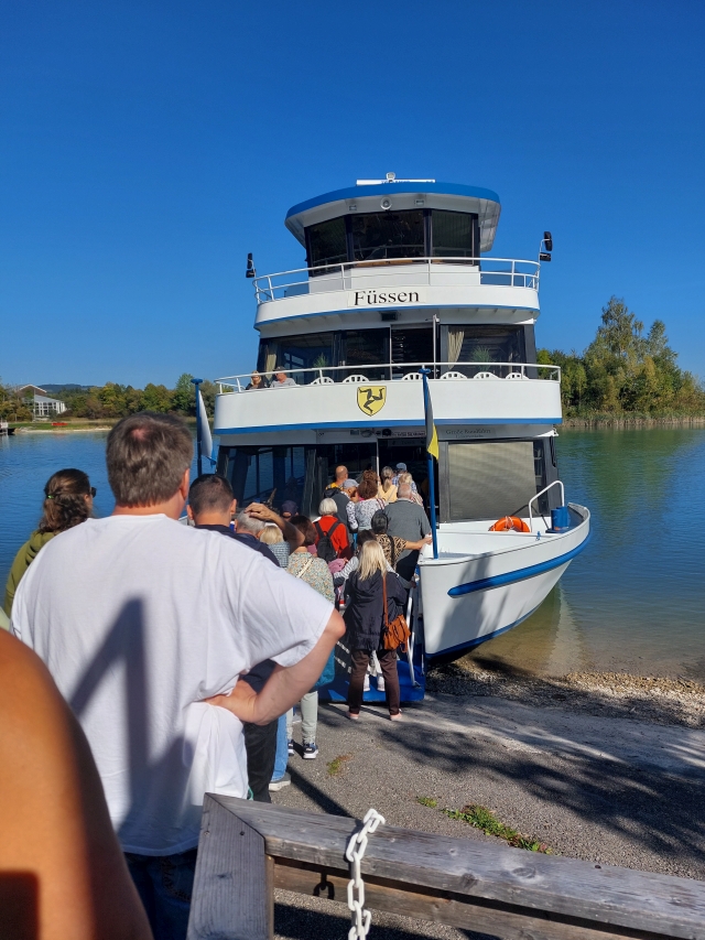 Anlegestelle der Forggensee-Schifffahrt mit dem großen Fahrgastschiff MS Allgäu