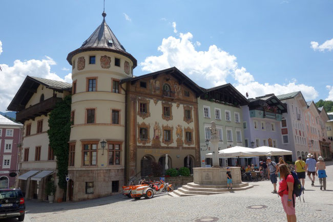 Fassade eines traditionellen Hauses in der Altstadt von Berchtesgaden