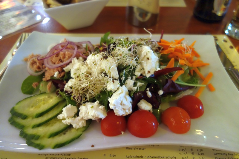 Heute gab es auch gesunde Kost. Salat Mediterran für Andreas...