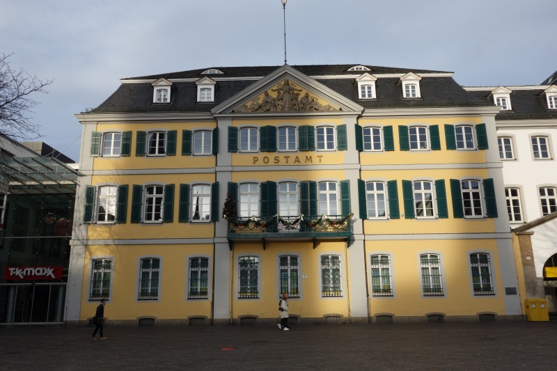 Die gelbe Barockfassade des Hauptgebäudes der Universität Bonn (ehemaliges Kurfürstliches Schloss
