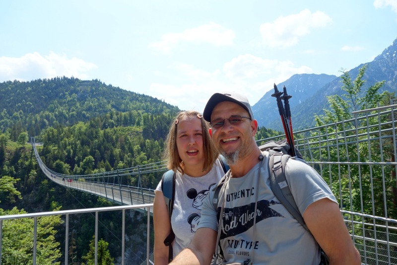 Paar auf der Hängebrücke