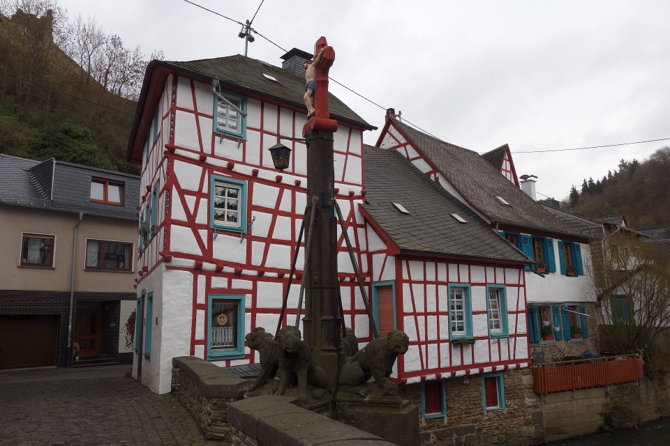 Blick auf den historischen Marktplatz mit dem markanten roten Fachwerkbau des Viergiebelhauses