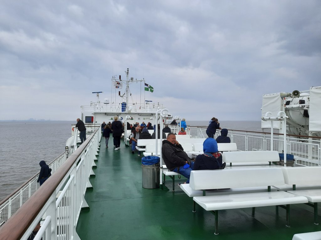Passagiere genießen die Überfahrt auf dem Außendeck der Fähre