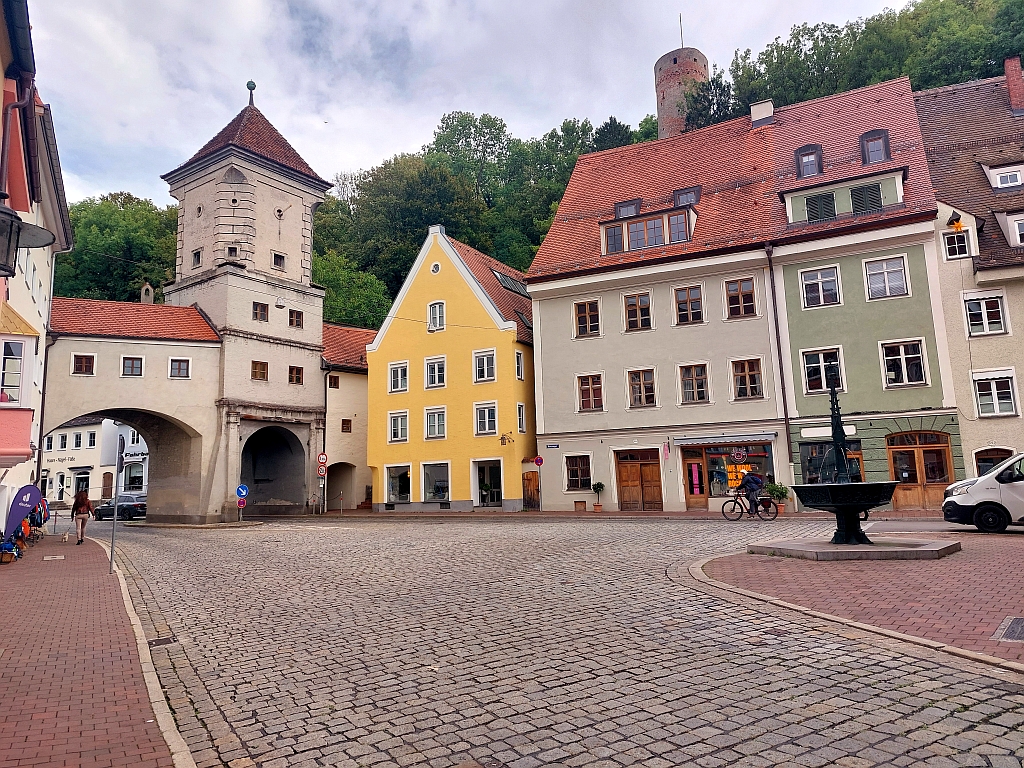 Der Sandauer Torturm inmitten von historischen Gebäuden in der Landsberger Altstadt