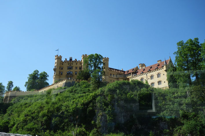 Das prachtvolle Hohe Schloss Füssen über der Stadt, vom See aus gesehen