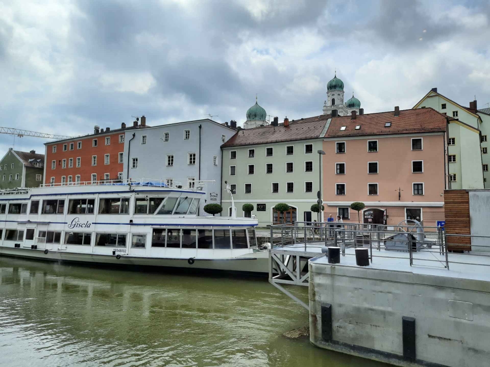 Bunte Häuserzeilen am Donauufer von Passau während der Schifffahrt