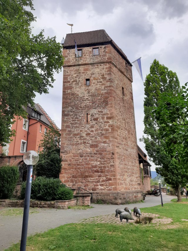 Ein markanter, quadratischer Wehrturm mit spitzem Dach in der Altstadt