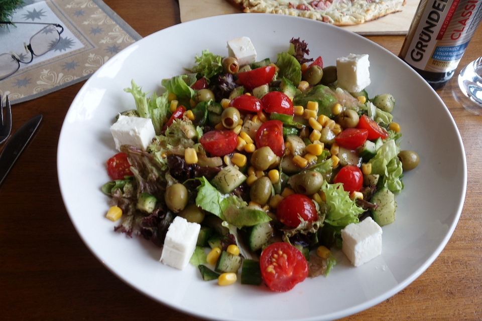 Ein bunter, knackiger Gartensalat mit Oliven und Feta, serviert in der Burgschänke